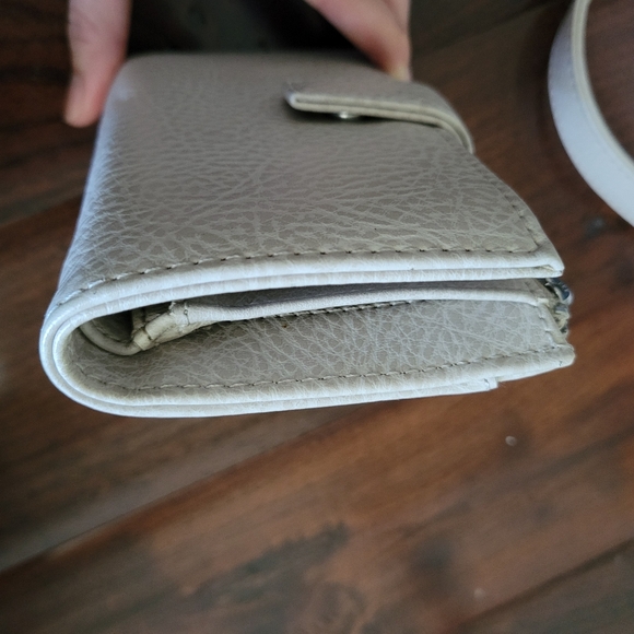 Matt and Nat Fleury vegan leather bag and matching bifold wallet - Picture 4 of 13